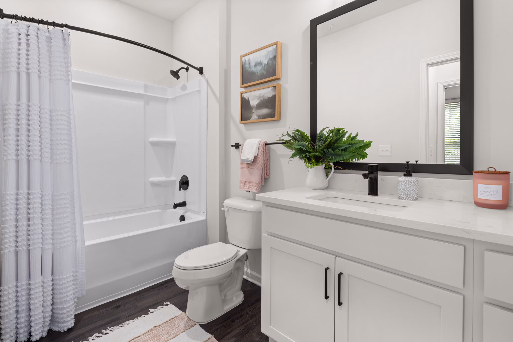bathroom at Giddy Hall Apartments