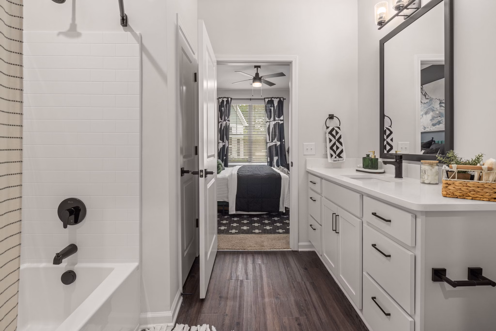 bathroom at Giddy Hall Apartments