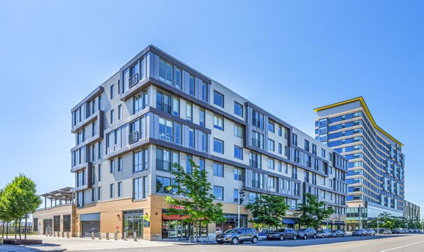 Flats on D: Contemporary building of luxury apartments in urban setting