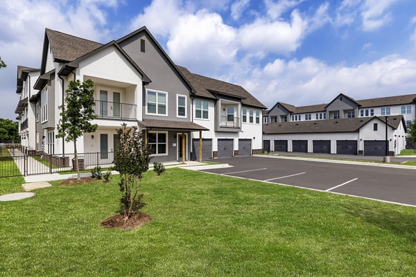 building/exterior at Oak House Apartments