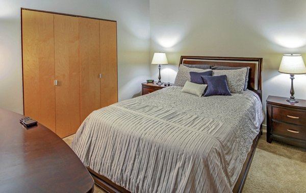 Cozy bedroom with modern furnishings at Heinz Lofts Apartments