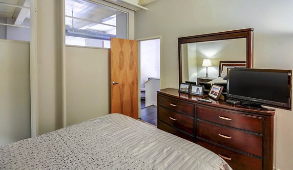 Modern bedroom with elegant furnishings at Heinz Lofts Apartments