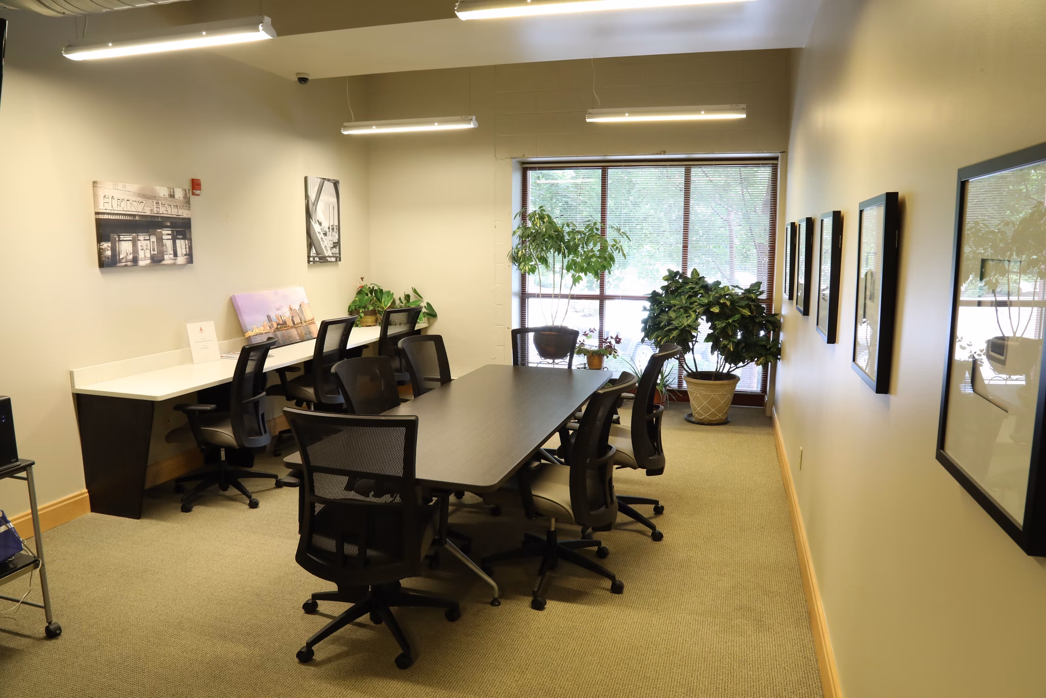 Meeting space equipped with modern facilities at Heinz Lofts Apartments, perfect for business gatherings and events