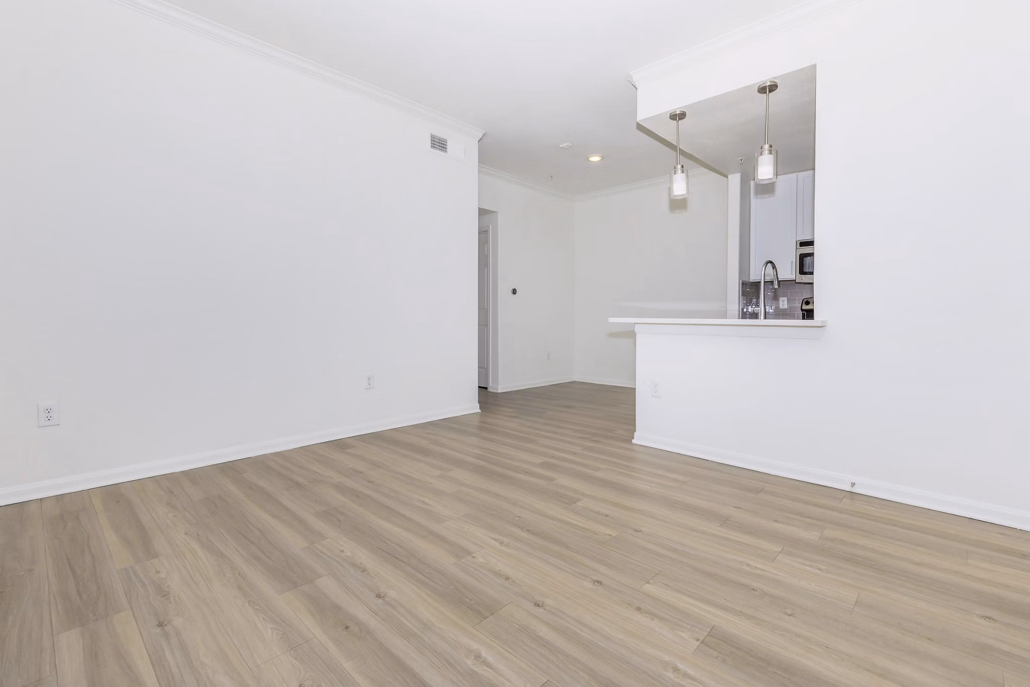 Modern dining area with elegant furnishings at City Park in The Heights Apartments - a luxurious living experience