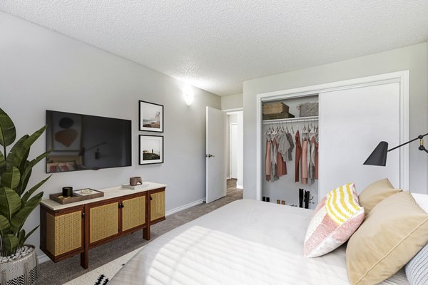 Cozy bedroom with modern finishes at Belmar Villas Apartments, featuring luxury ambience and comfort in a prime location