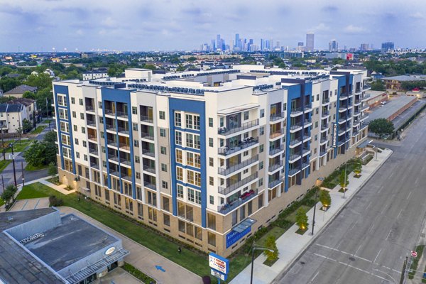 Alta Washington Apartments: Modern high-rise showcasing luxury amenities in urban setting