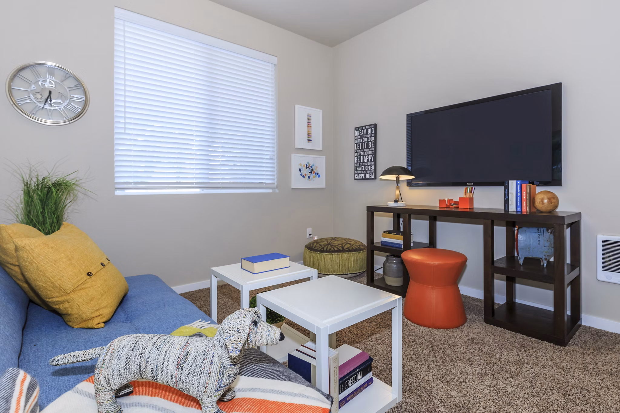 living room at Outlook at Pilot Butte Apartments