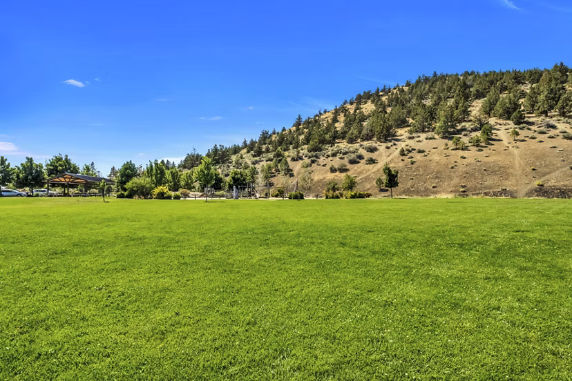 neighborhood at Outlook at Pilot Butte Apartments