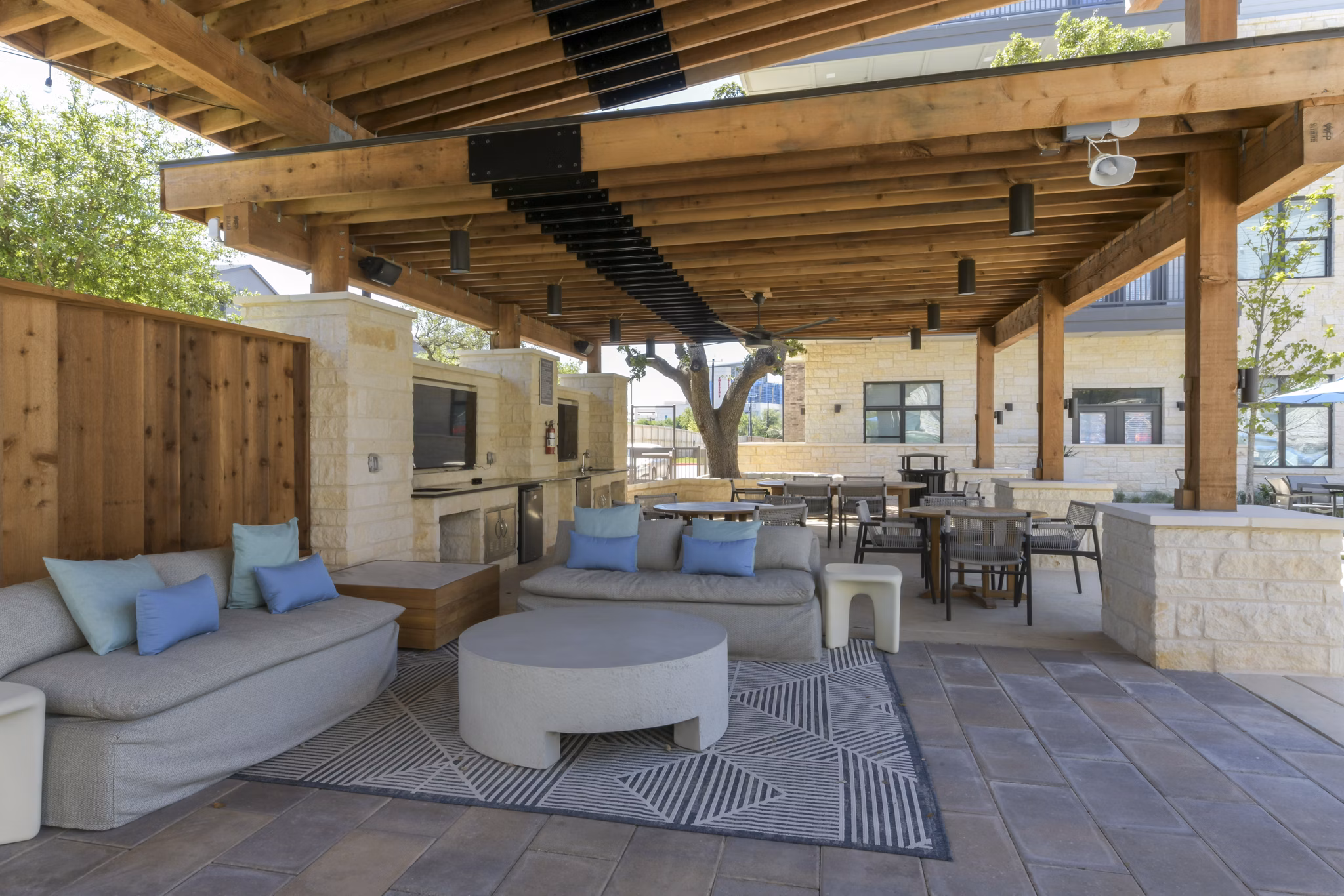 patio at Lenox Grandview Apartments