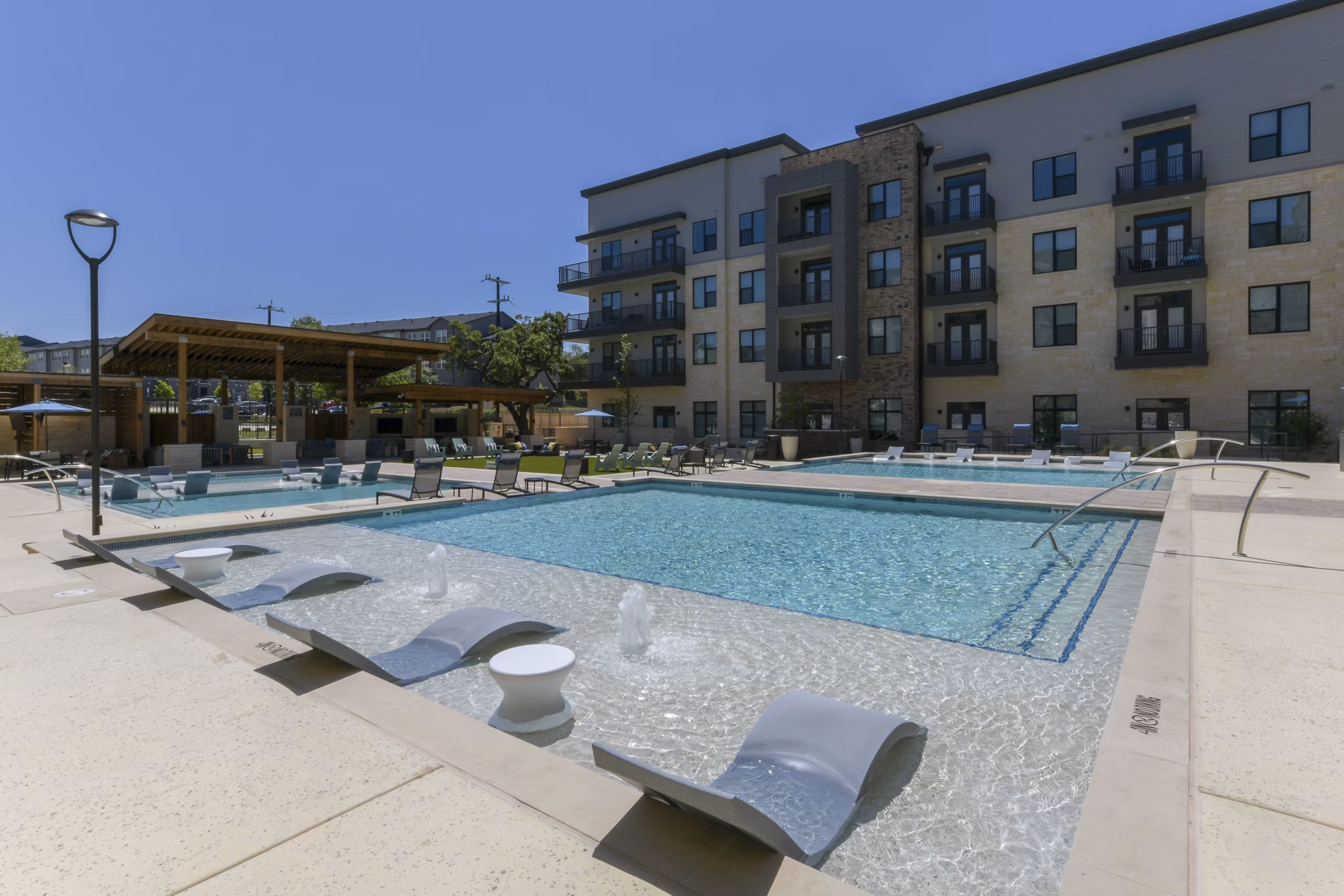 pool at Lenox Grandview Apartments