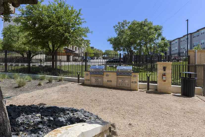 grill area at Lenox Grandview Apartments