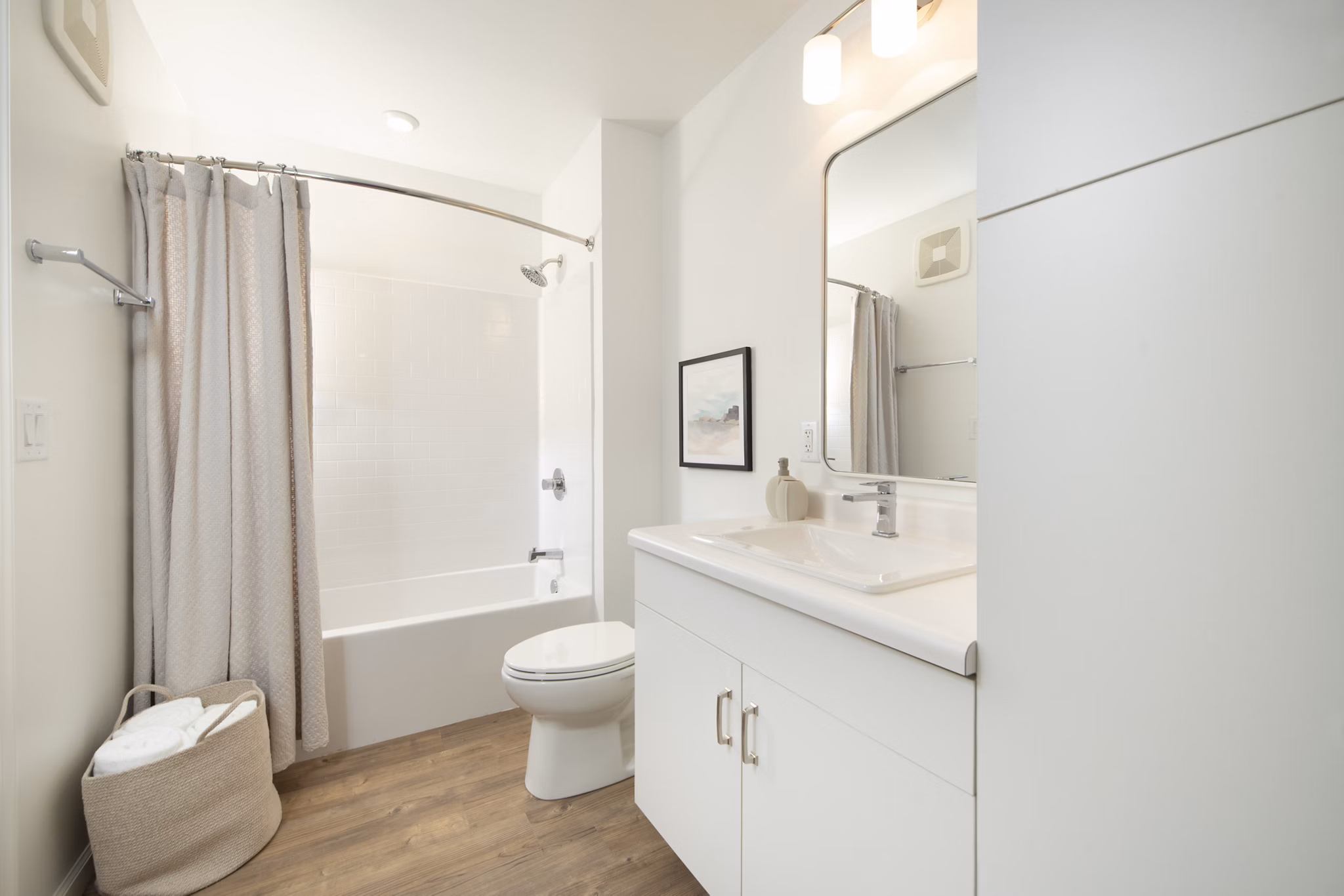 Elegant bathroom with marble finishes in Ltd Findlay Apartments