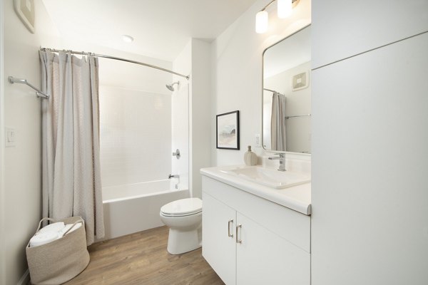 Elegant bathroom with marble finishes in Ltd Findlay Apartments