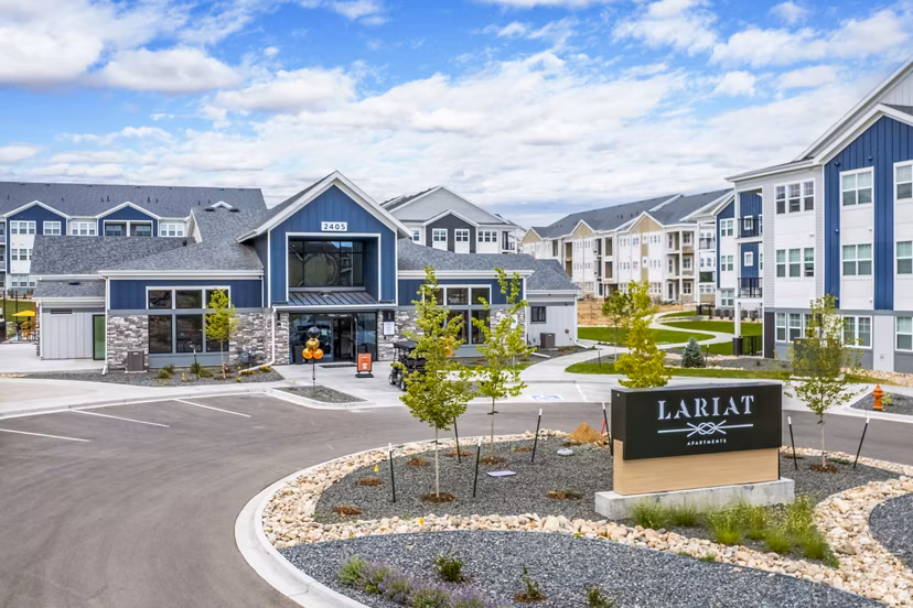 Lariat Apartments: Elegant clubhouse and modern building in Austin