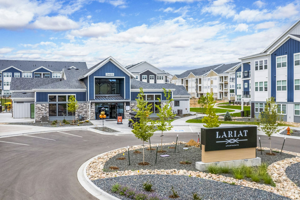 Lariat Apartments: Elegant clubhouse and modern building in Austin