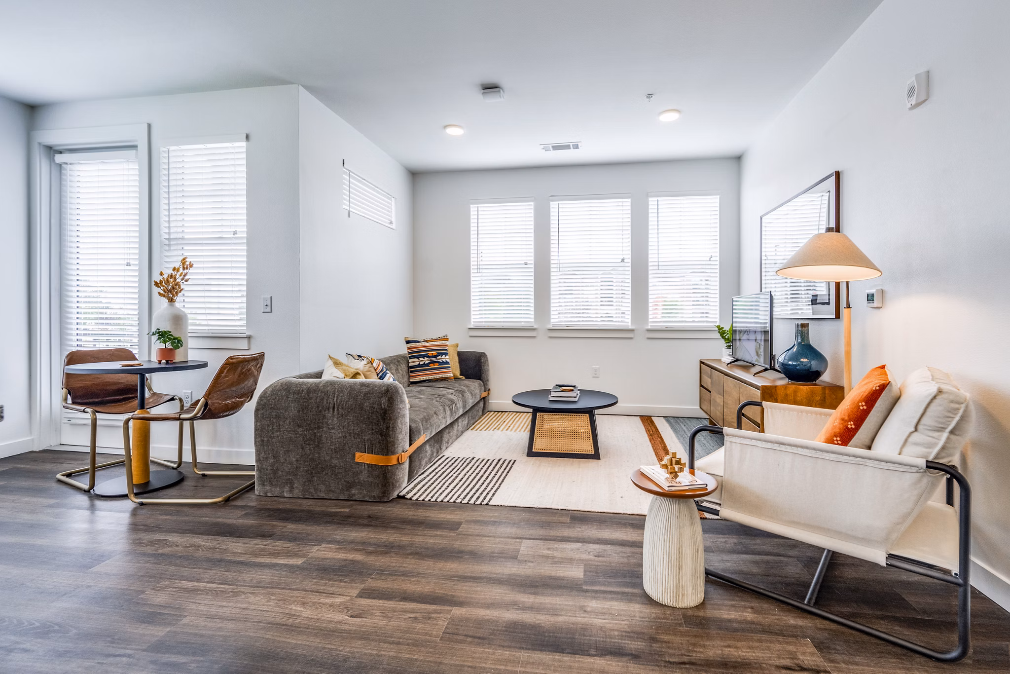 Open living and dining area with modern furnishings at Lariat Apartments
