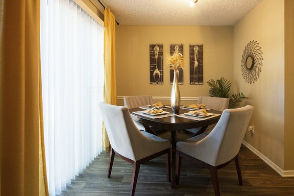 dining room at Roswell Creek Apartments 