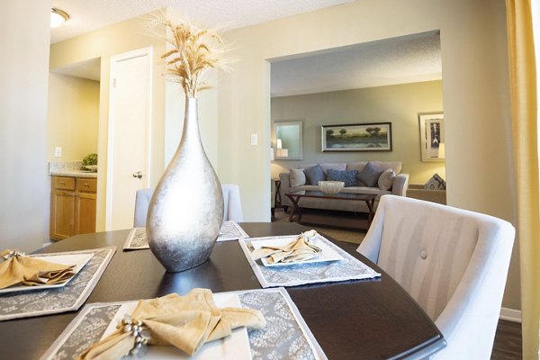 dining room at Roswell Creek Apartments 