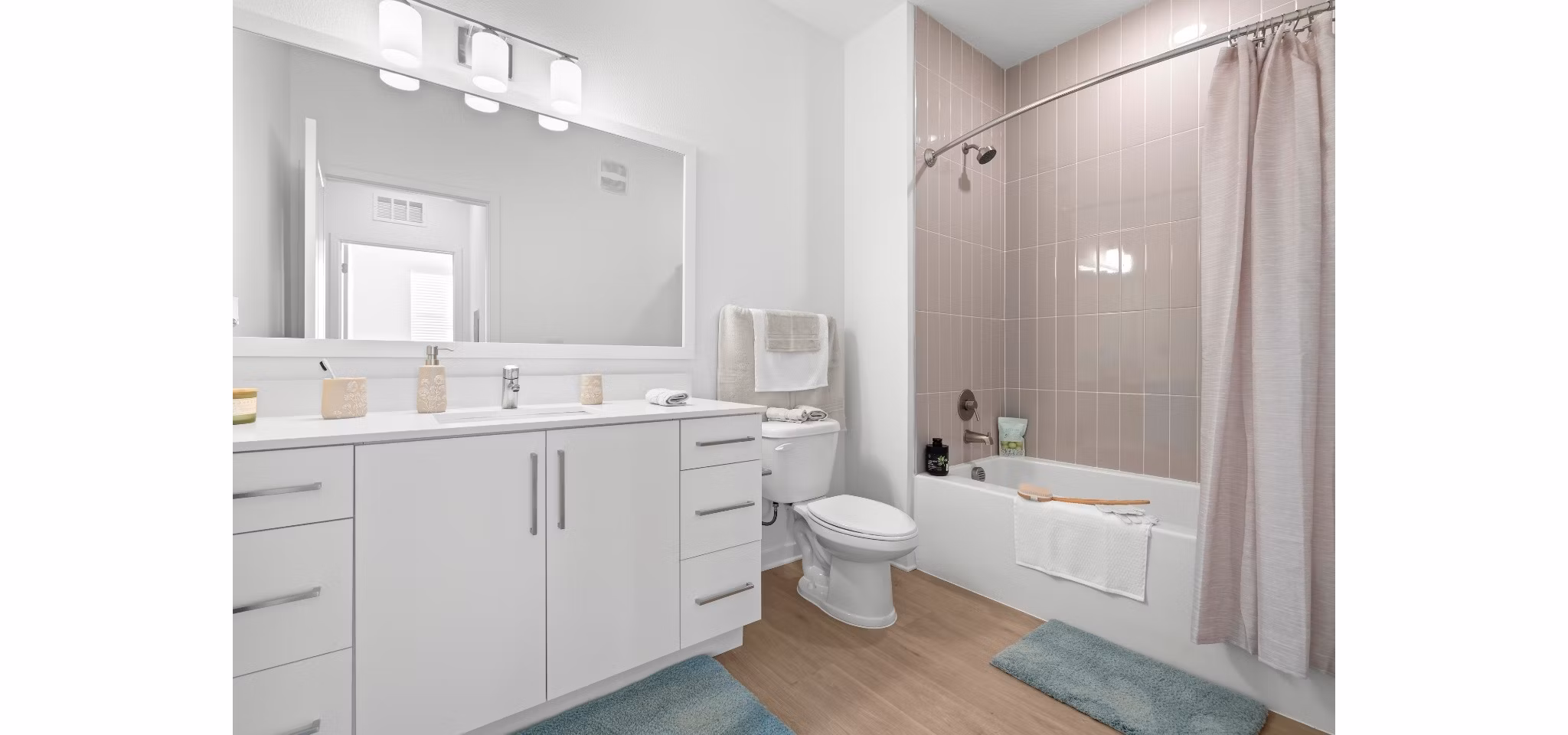 bathroom at Marlowe Live Oak Apartments