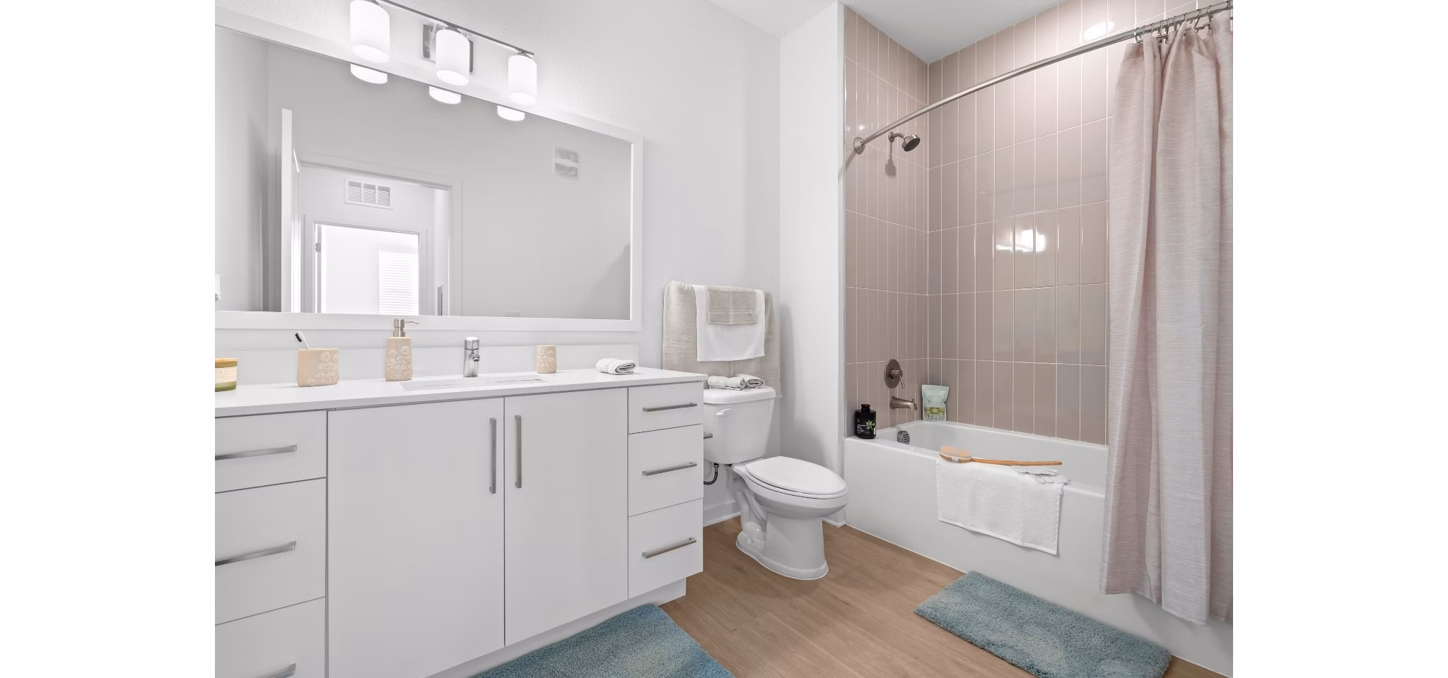 bathroom at Marlowe Live Oak Apartments