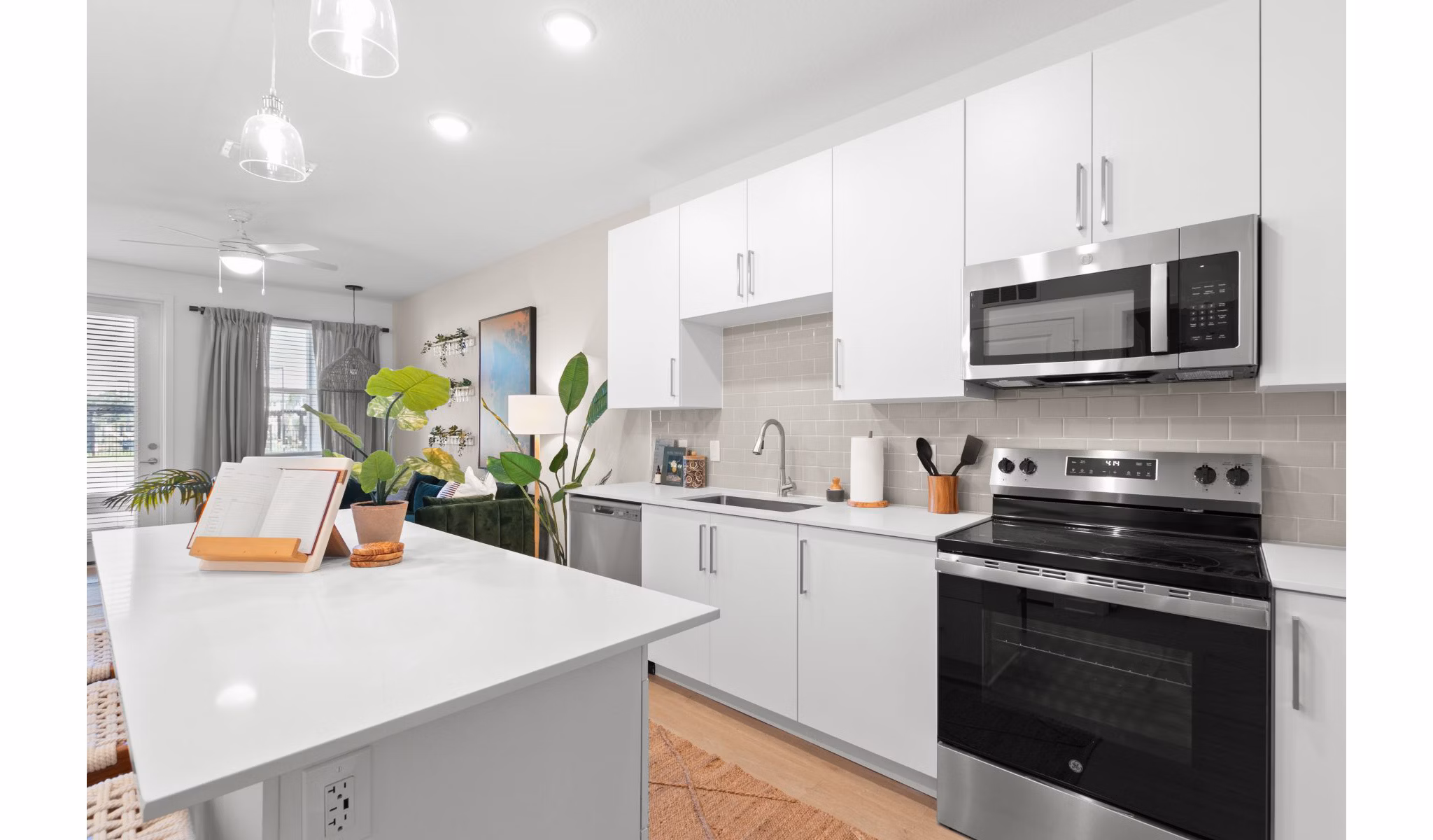 kitchen at Marlowe Live Oak Apartments 