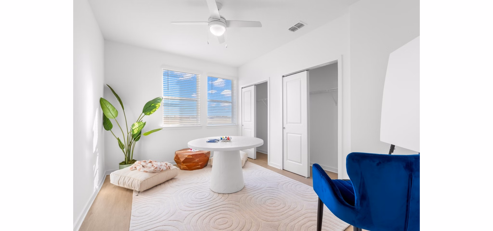 living room at Marlowe Live Oak Apartments 