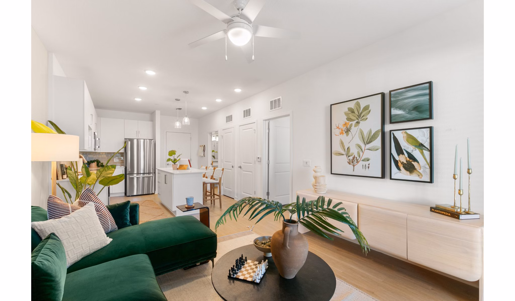 living room at Marlowe Live Oak Apartments 