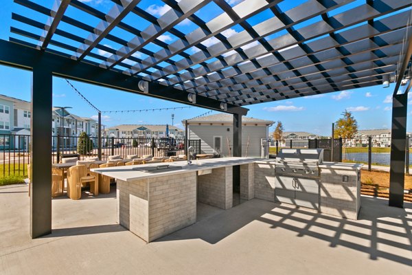 grill area at Marlowe Live Oak Apartments 