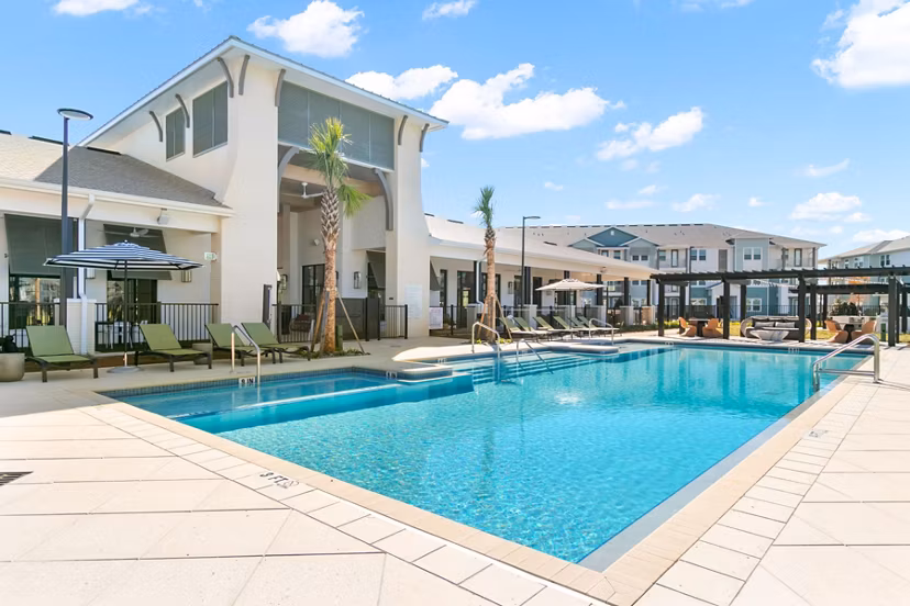 pool at Marlowe Live Oak Apartments 
