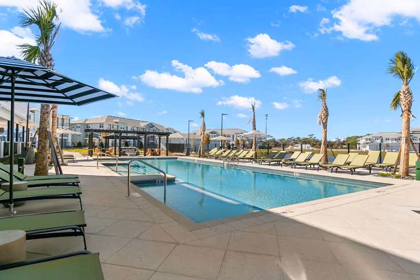 pool at Marlowe Live Oak Apartments 