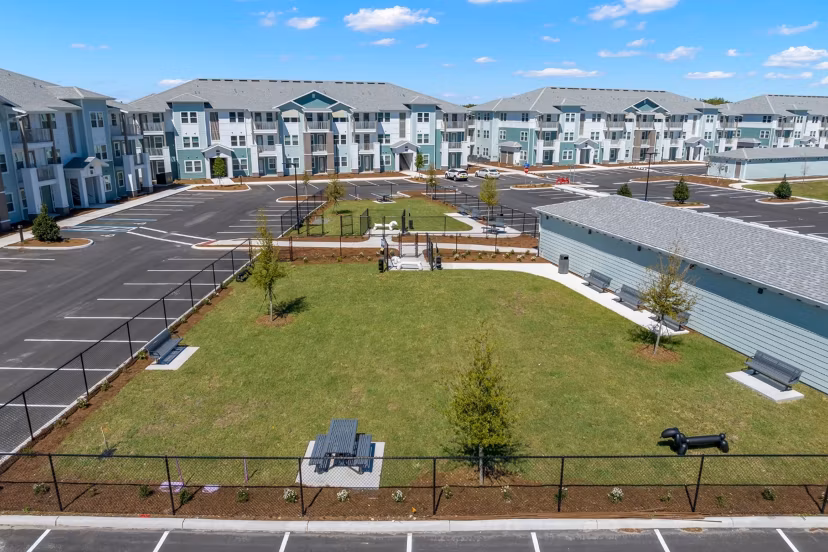dog park at Marlowe Live Oak Apartments 