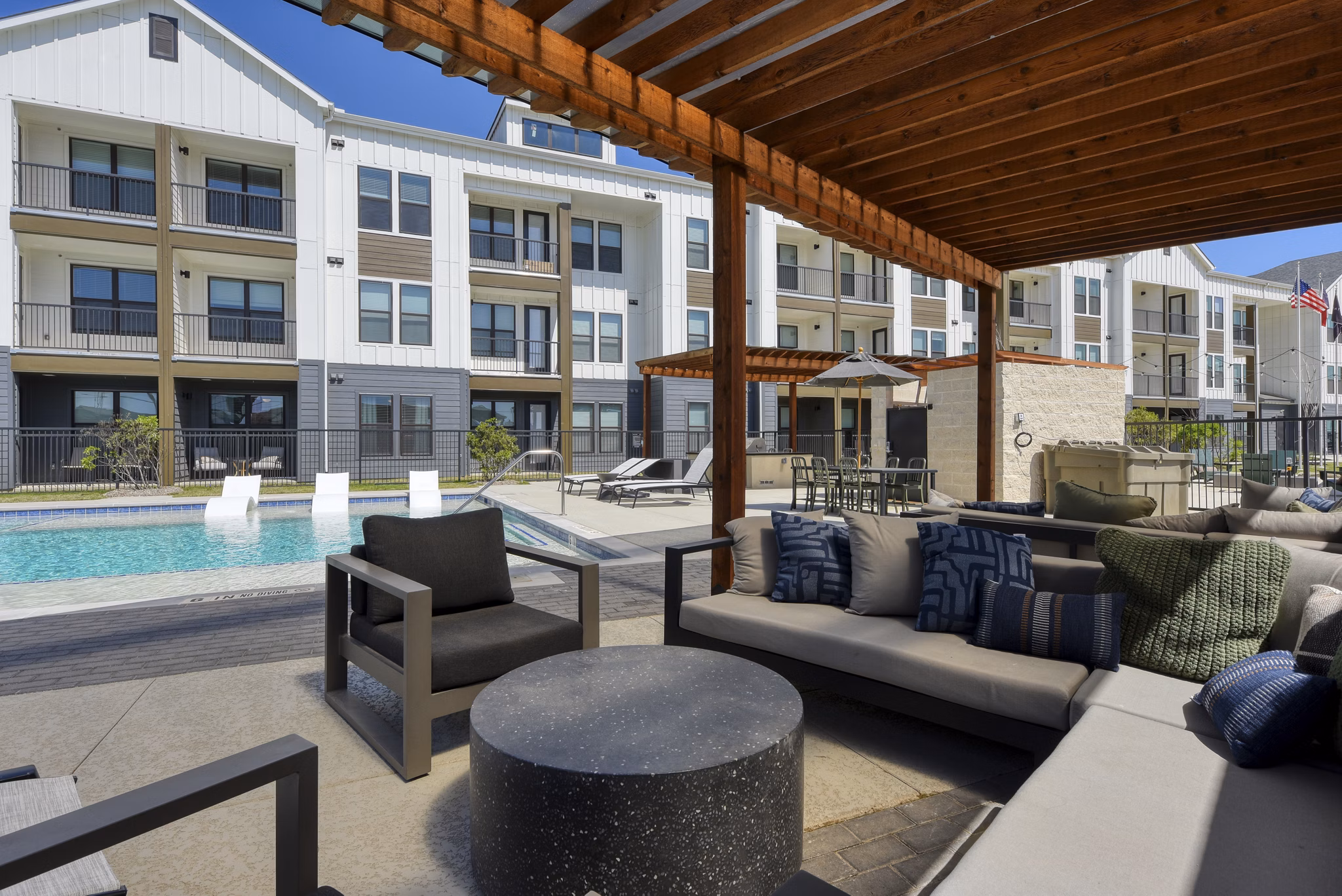 patio at Gateway to Gruene Apartments
