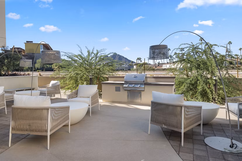 grill area at The Monde Scottsdale Apartments 