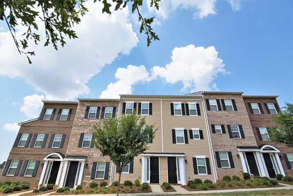 Charleston Row Townhomes: Luxury townhouse with manicured lawns in a peaceful Charleston neighborhood