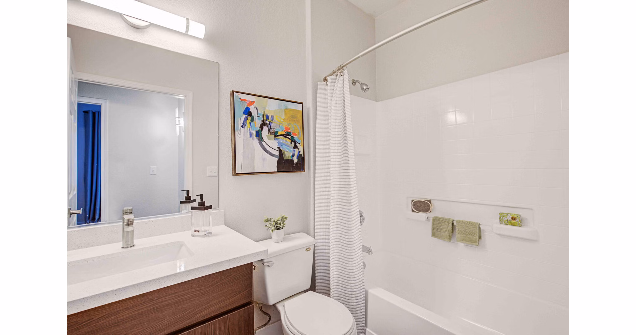 Spacious bathroom featuring modern fixtures at Citron Apartments with luxury amenities