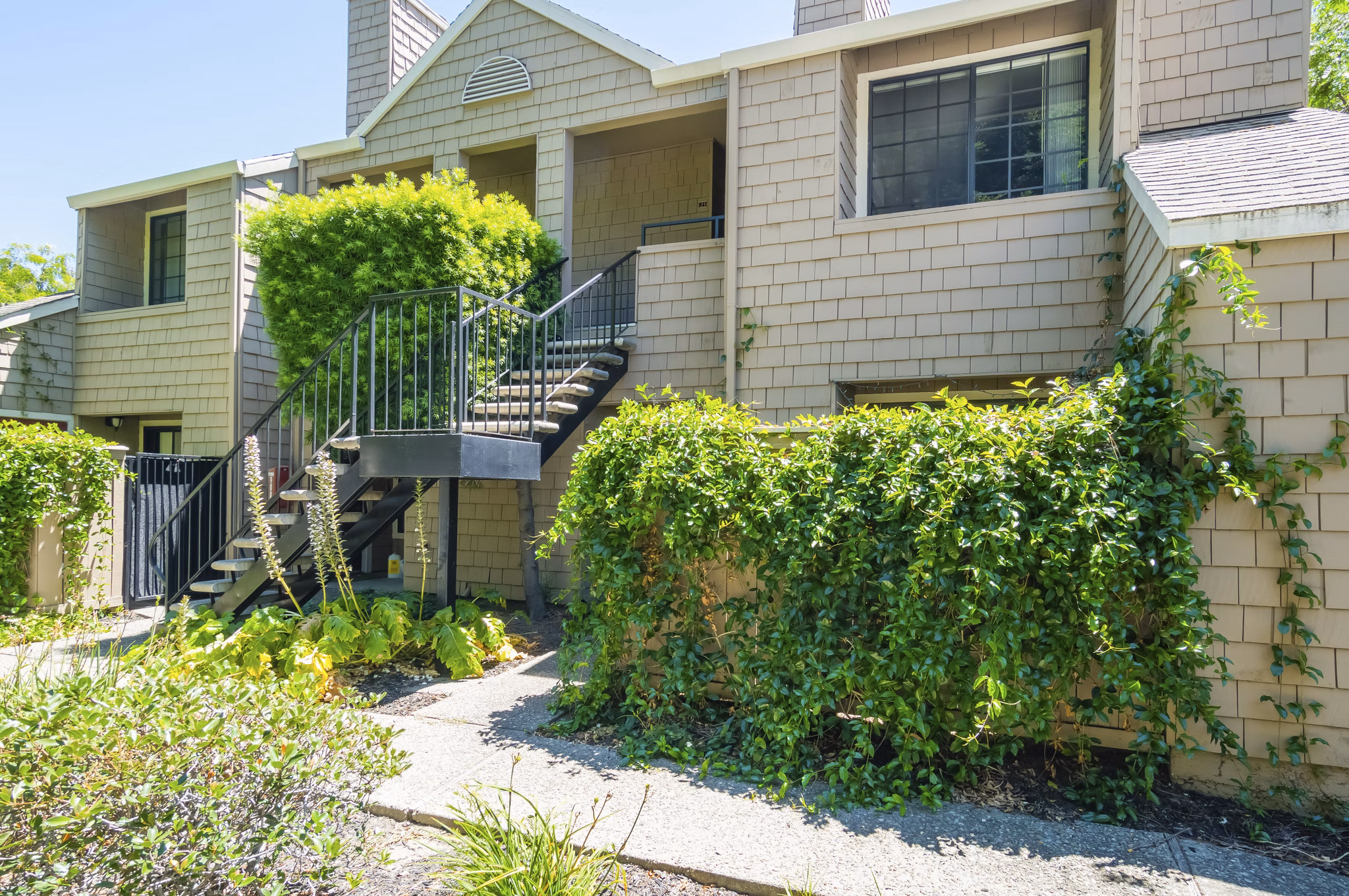 Ygnacio Village: Stylish view of luxury apartments in Walnut Creek