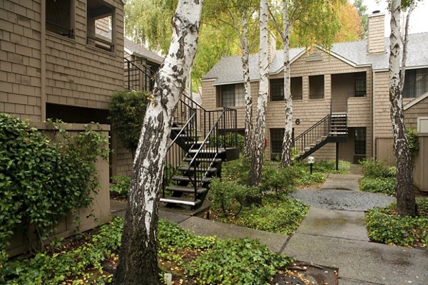 Ygnacio Village Apartments: Elegant garden-style luxury apartments in Walnut Creek