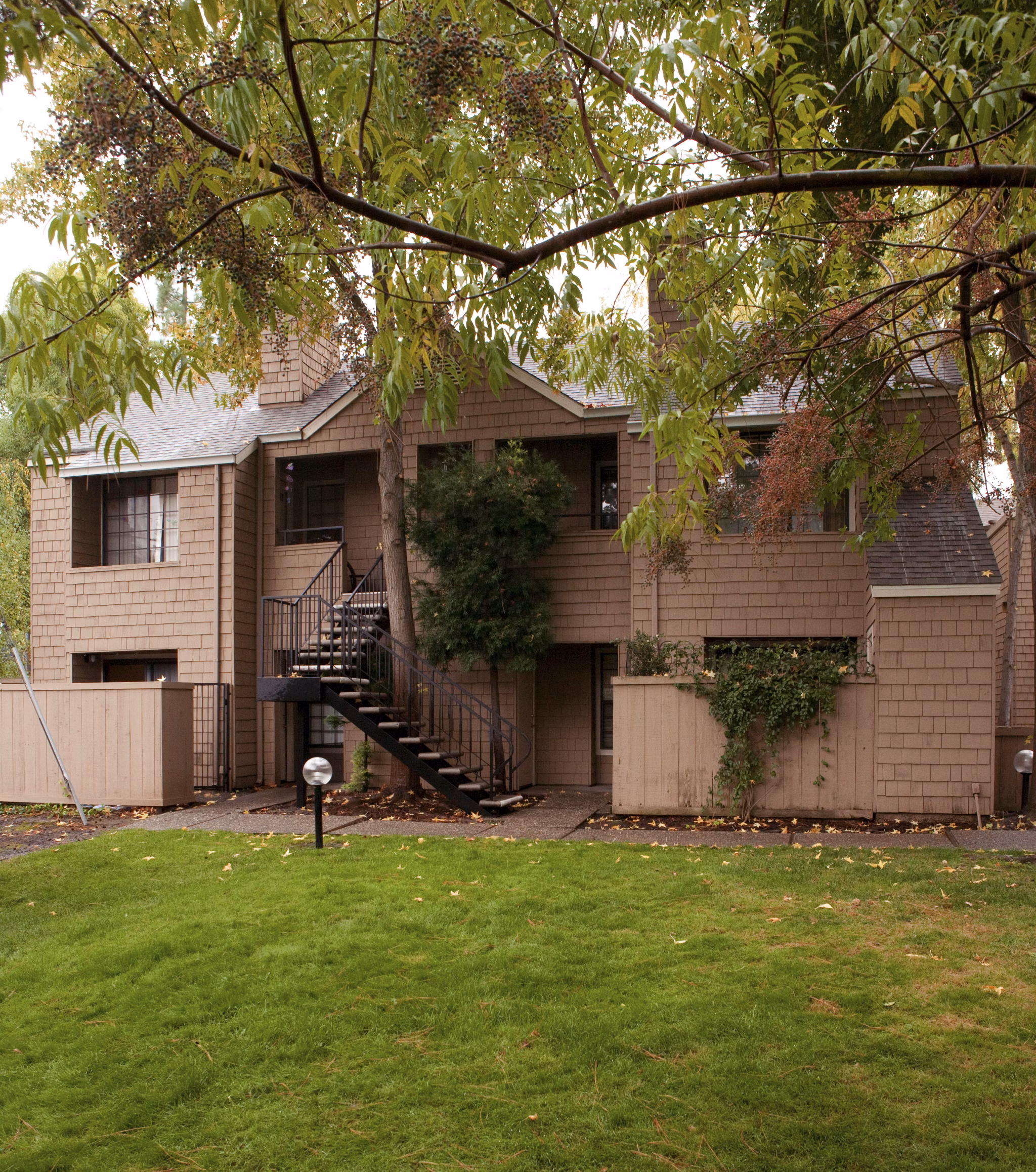 Ygnacio Village: Charming of garden-style apartments in Walnut Creek
