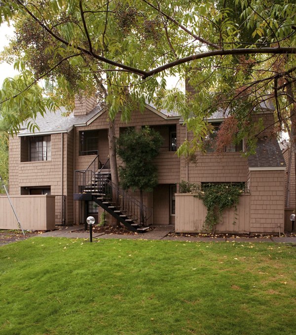 Ygnacio Village: Charming of garden-style apartments in Walnut Creek