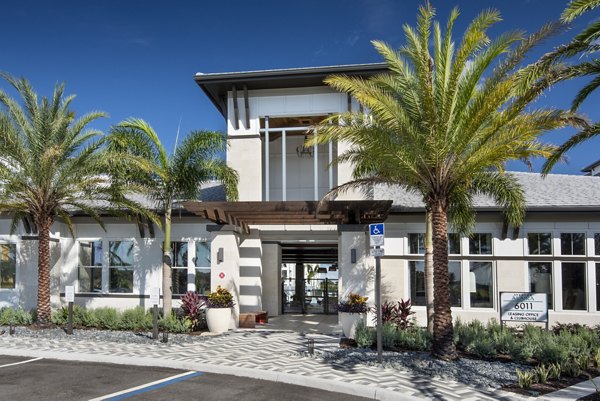 SUR Lake Buena Vista: Modern luxury apartments view in Orlando