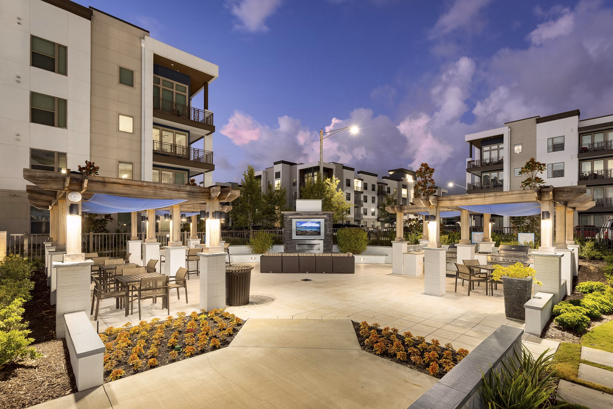 Tranquil courtyard with lush greenery at SUR Southside Quarter Apartments, offering a serene outdoor space for relaxation and socializing