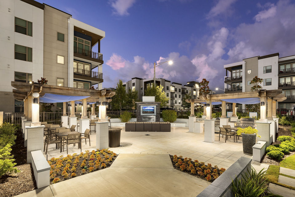 Tranquil courtyard with lush greenery at SUR Southside Quarter Apartments, offering a serene outdoor space for relaxation and socializing