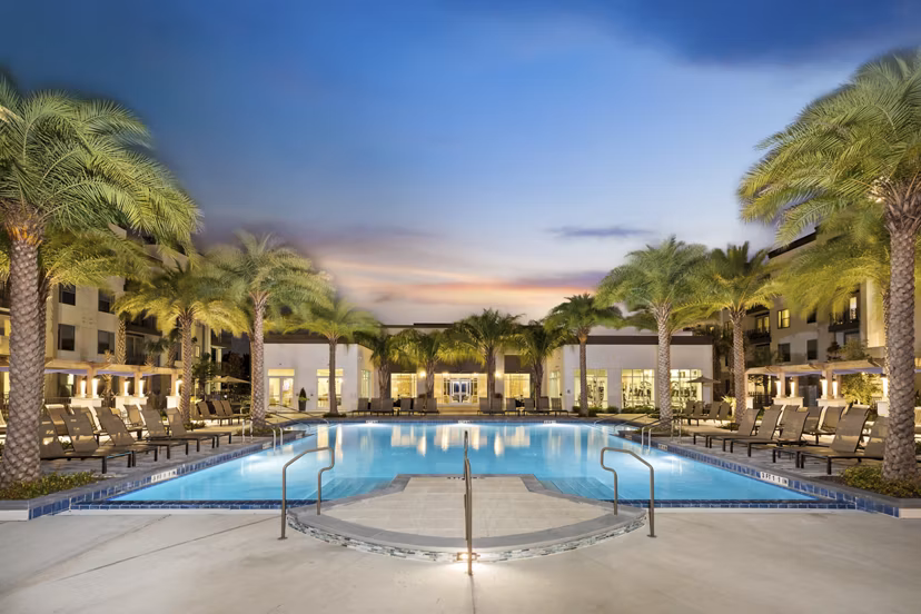 SUR Southside Quarter: Scenic view of luxury apartments in Jacksonville