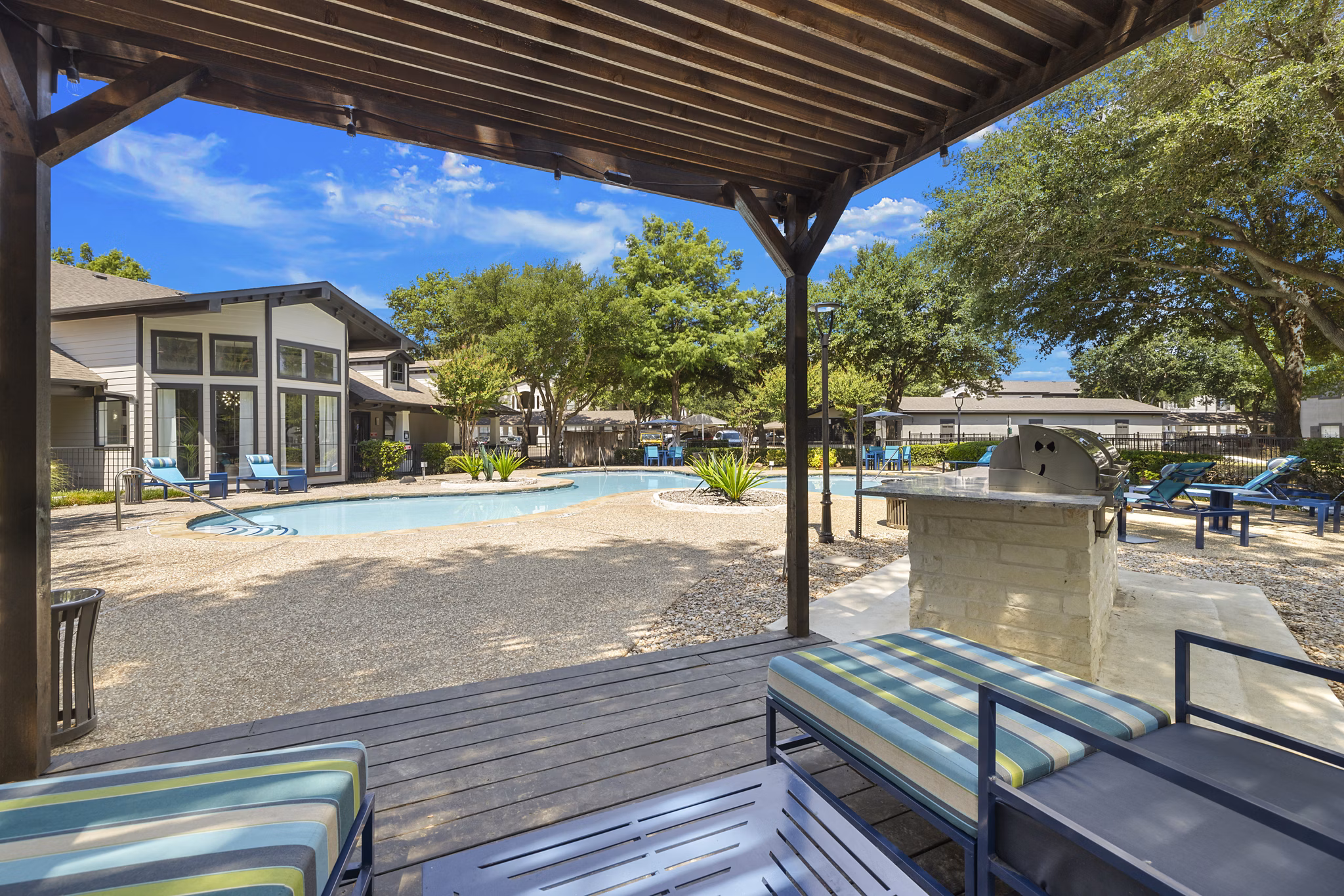 grill area at Bardin Greene Apartments 