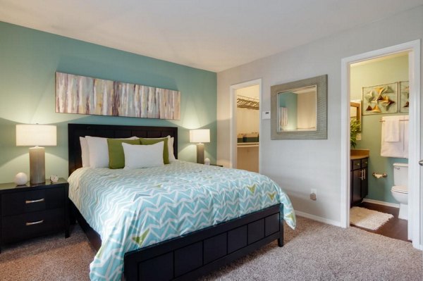 Circle at Point Park Apartments: Cozy bedroom featuring modern decor