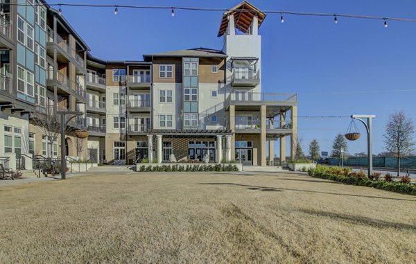 courtyard at The Maxwell Apartments