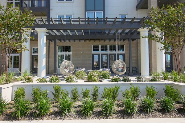 courtyard at The Maxwell Apartments