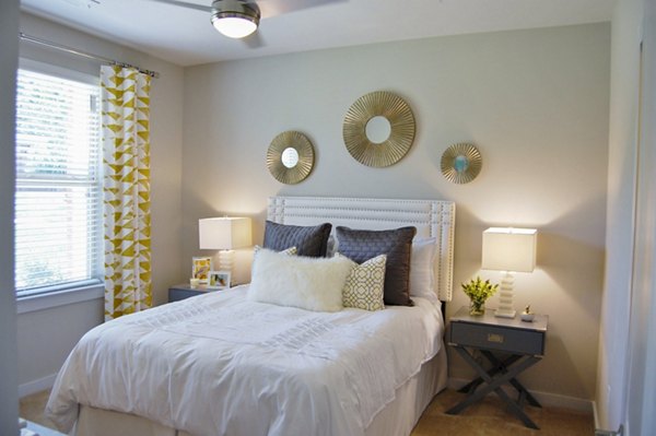 Luxurious bedroom with modern furnishings at 5115 Park Place Apartments