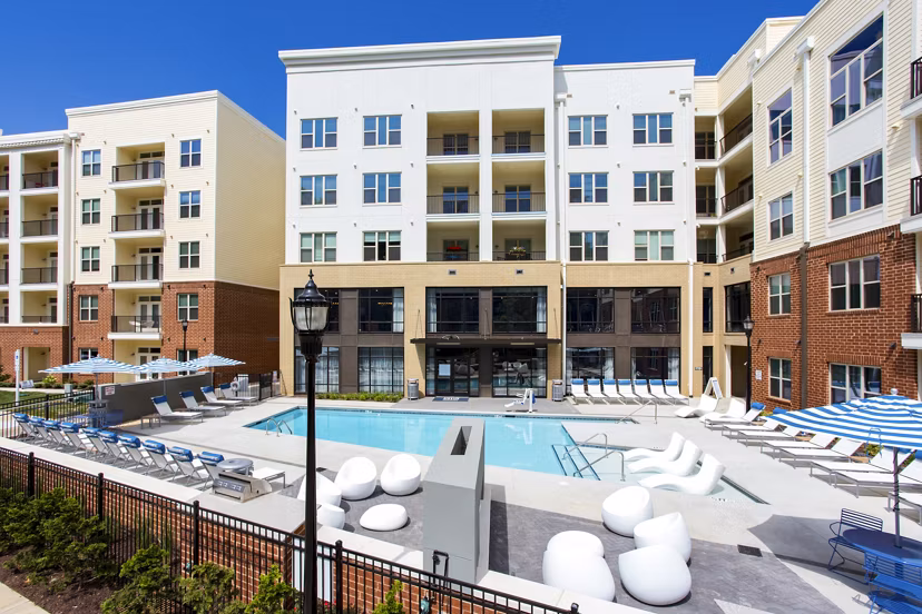 Poolside relaxation area at 5115 Park Place Apartments featuring luxurious seating and modern design