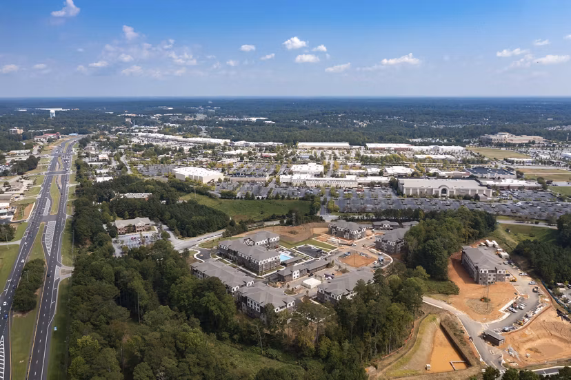 Alta Ashley Park: Lush courtyard view with seating areas at luxury apartments in vibrant Charlotte